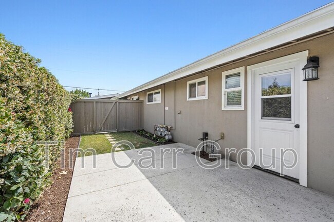 Building Photo - 235 E 18th St