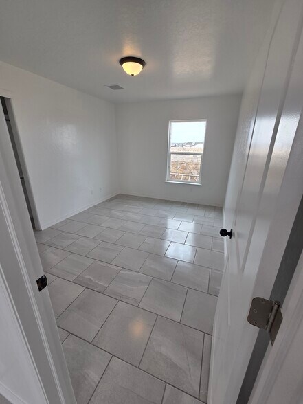 Room #2 - 13101 Lopez Rd