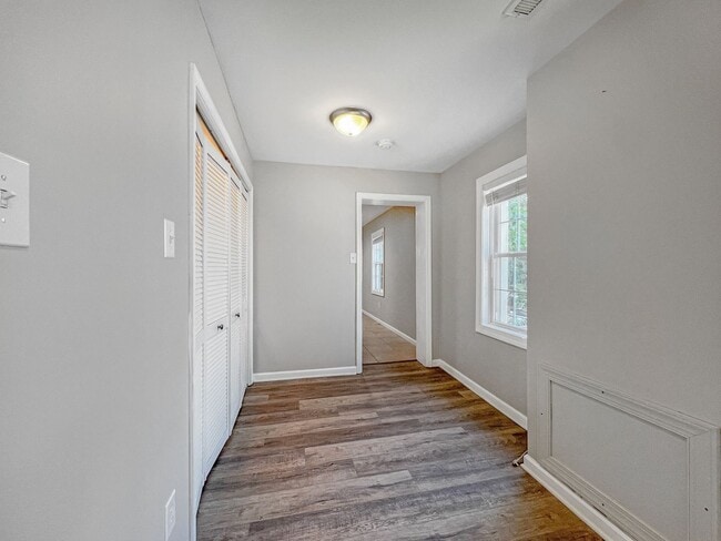 Building Photo - Charming 3 Bed, 2 Bath Home Minutes From B...