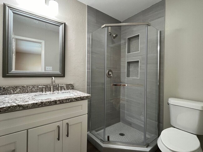 Building Photo - Remodeled 3 Bedroom 2 Bath Home