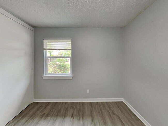 Building Photo - 4720 Kilpatrick Ave