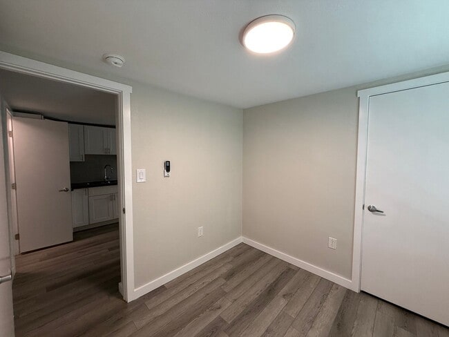 Building Photo - A606