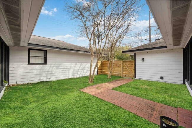 Building Photo - 3403 Linkwood Dr