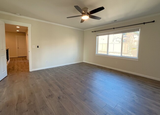 Building Photo - Gorgeous 5-Bedroom Home in University Place!