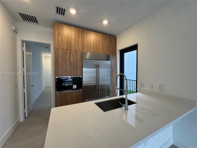 Building Photo - 19670 NE 14th Ct