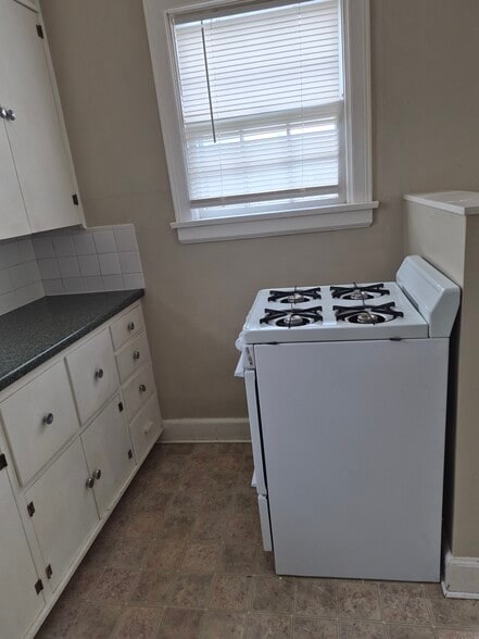 Building Photo - 226 E 5th Ave