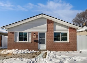 Building Photo - 7912 Pine St