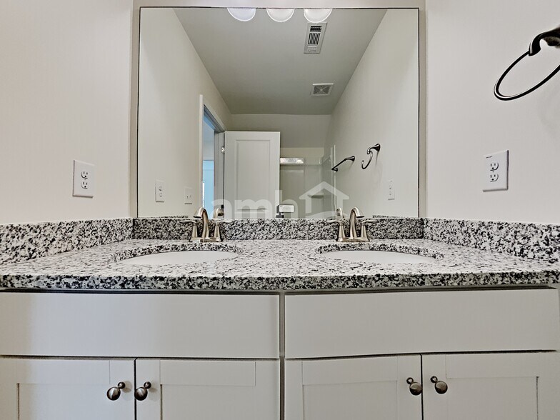 Building Photo - 172 Landsdown Xing