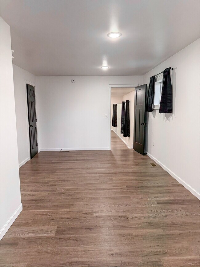 Building Photo - 613 Oakland Ave