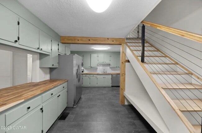 Building Photo - New Listing