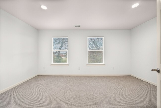 Building Photo - Spacious Rental Minutes from Downtown Nashville!