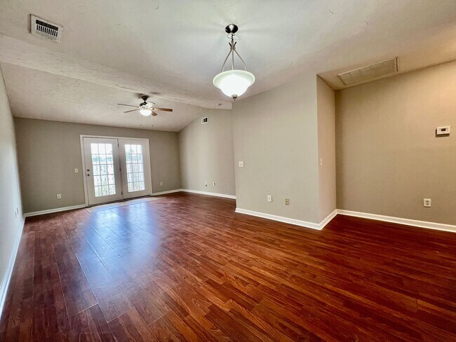 Building Photo - 3 bedroom 2 bath townhome in Towne Park