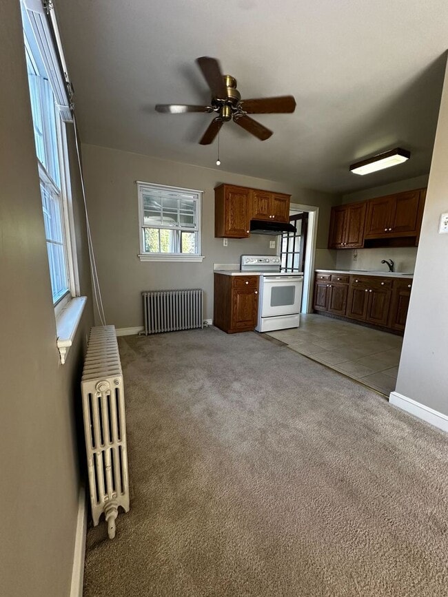 Building Photo - Spacious 2 Bedroom Home with Sunroom and Plenty of Storage!