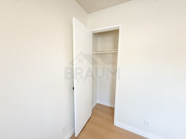 Building Photo - 14801 Delano St