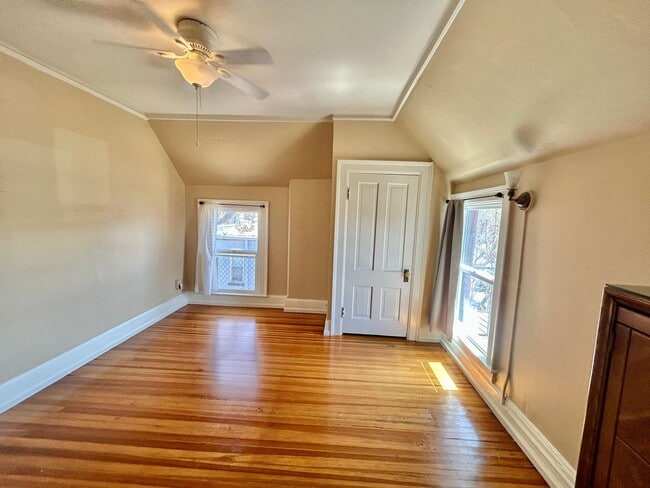 Building Photo - Charming Historic Condo in the Heart of Up...