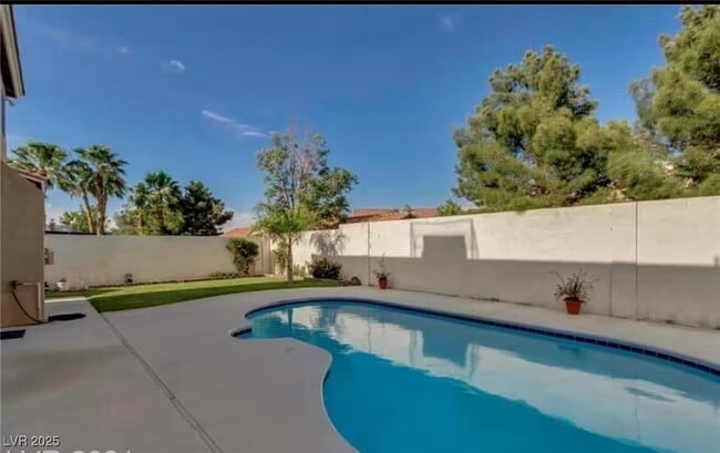 Building Photo - 9684 Summer Cypress St