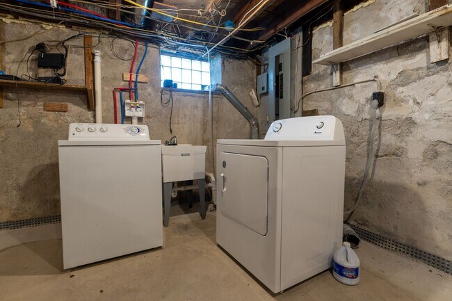 Building Photo - Rare 4 bed Gem in Marple Newtown