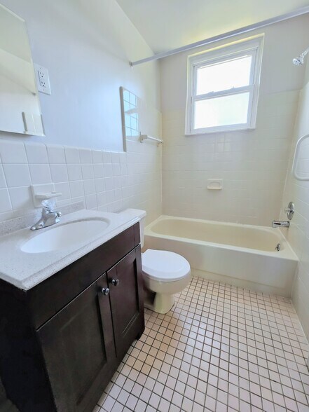 Full bathroom - 24 Surrey Rd