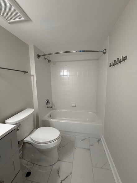 Bathroom - 4750 N Elston Ave