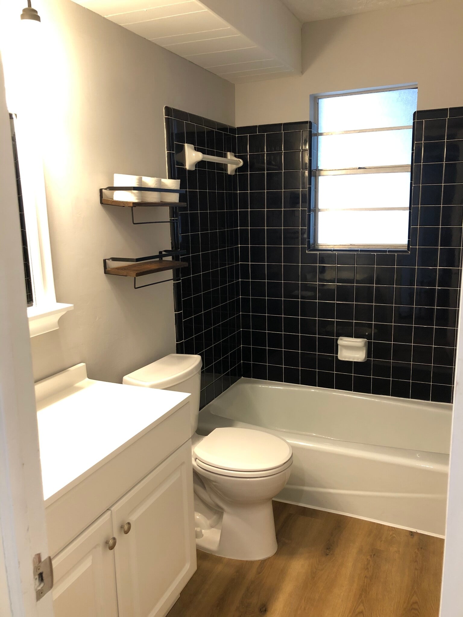 Building Photo - 907 N Osage Ave