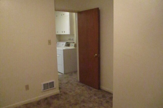 Building Photo - 704 Academy St