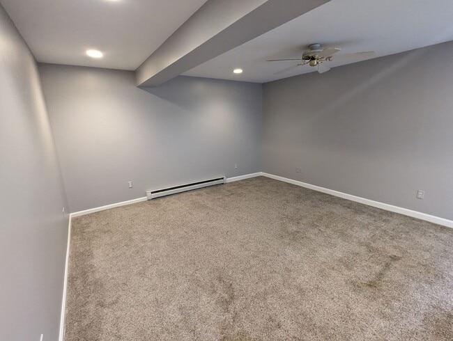 Building Photo - Beautifully maintained townhouse in establ...