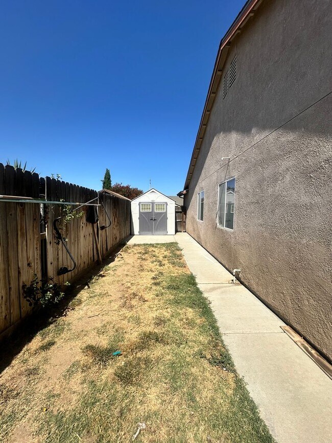 Building Photo - Hanford home w/pool coming soon!