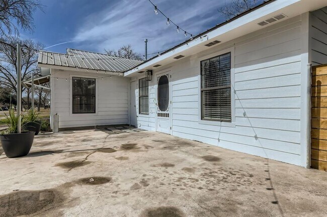 Building Photo - 902 Hackberry St