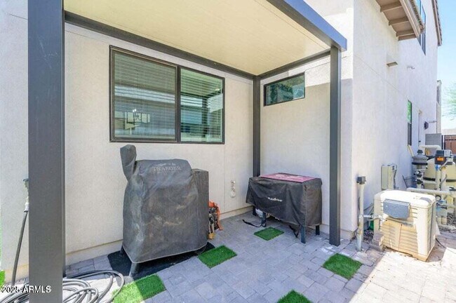 Building Photo - 1221 E Paseo Way