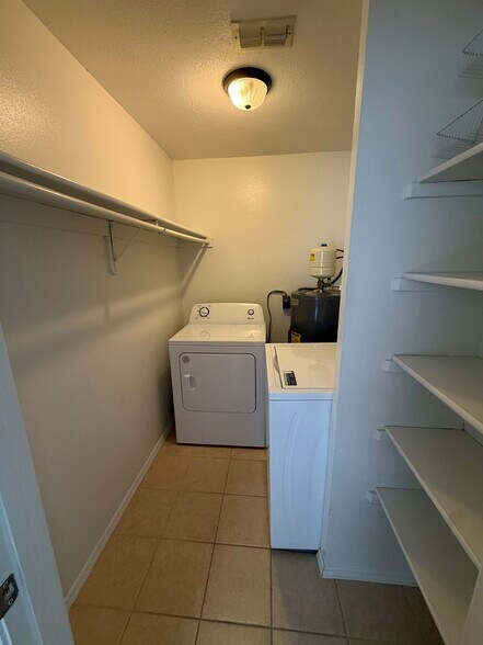 Building Photo - 717 Angelina Ln