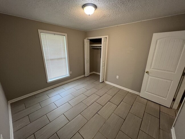 Building Photo - Charming 3-Bedroom Home on Quiet Dead-End ...