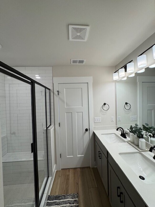 Building Photo - Move In Ready - 3 Bedrooms, 2.5 Baths. Hic...