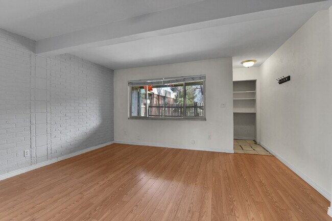 Building Photo - $1,595.00, 2 bed, 1 bath Located in Denver with a washer and dryer + 1/2 off first month rent