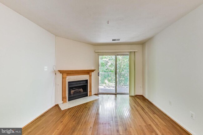 Building Photo - 8911 Town Center Cir