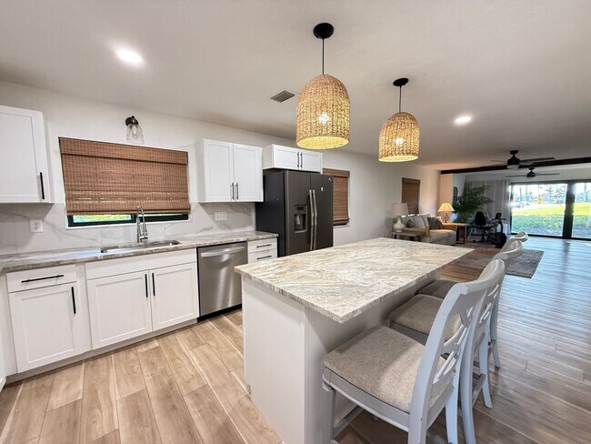 Building Photo - IMG Golf Course 2/2 Condo at Valencia Gard...
