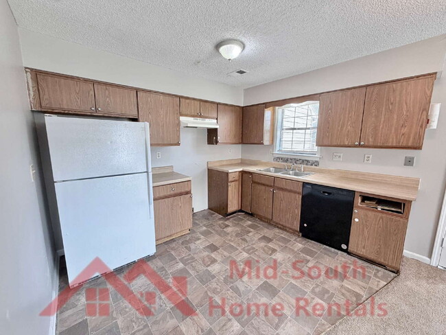 Building Photo - 6007 Hickory Cove
