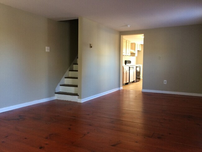 Building Photo - AVAILABLE NOW! Economical home with wood floors, Palisades Schools, laundry, gas heat