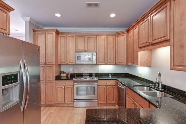 Building Photo - 3 Bedroom 2.5 bath low maintenance living for rent!