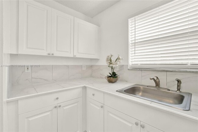 Building Photo - 941 SW 7th Ct