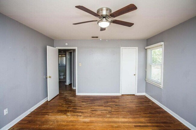 Building Photo - Charming 2/1 with Large Backyard!