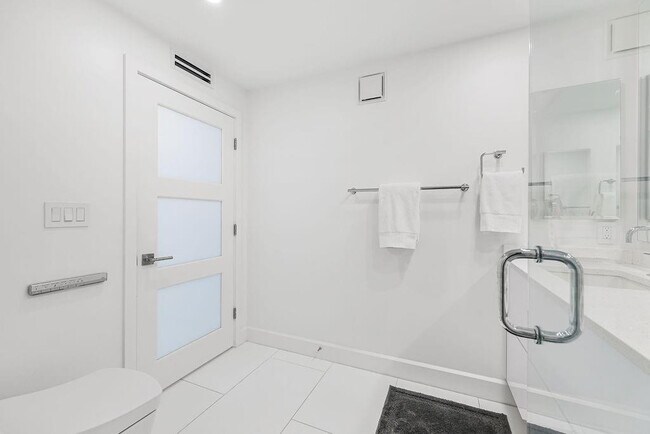 Building Photo - 545 S Fort Lauderdale Beach Blvd