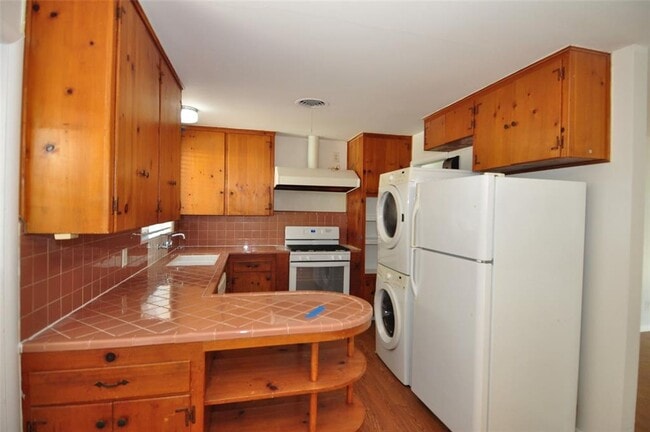 Building Photo - All appliances included! Great Location!