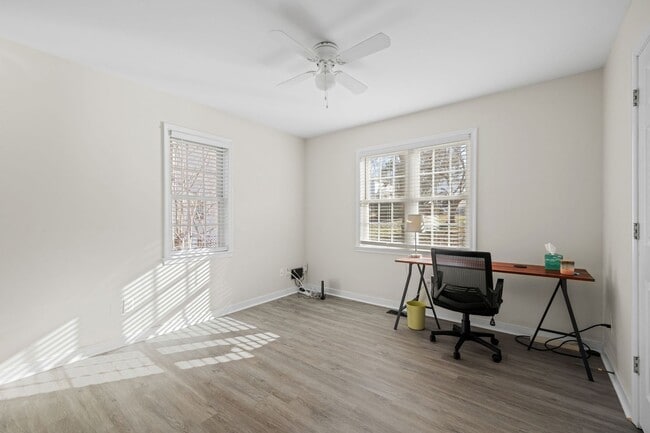 Building Photo - Bright and Spacious 3 Bedroom Home in Chesterfield ***Available Early March***