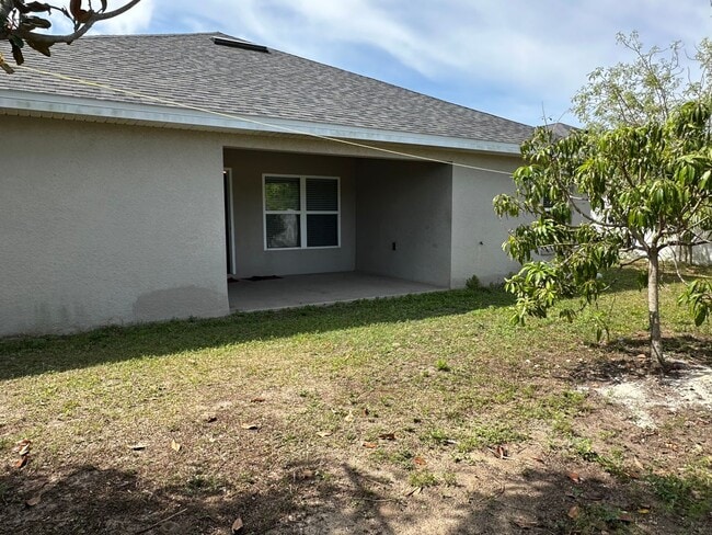 Building Photo - Spacious 4 Bedroom Home with Fenced Yard a...