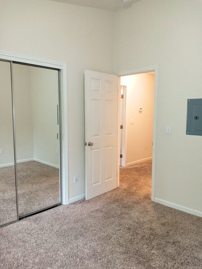 Building Photo - Great Second Floor 2bd Condo With Pool in Gated Complex