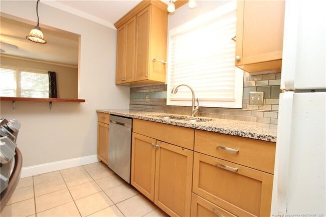 Building Photo - 819 James St