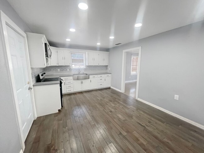 Building Photo - 312 E Sanger St