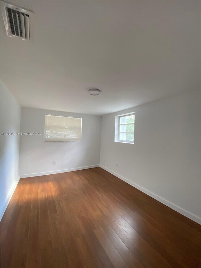 Building Photo - 5843 SW 62nd St