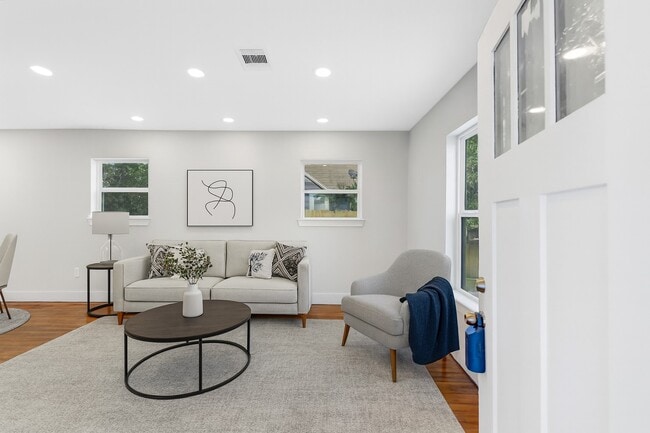 Building Photo - 312 Maple Ave