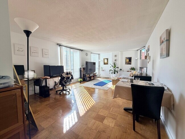 Building Photo - 77 Pond Ave